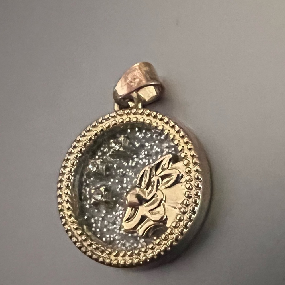 Golden pendent - Picture 3 of 3